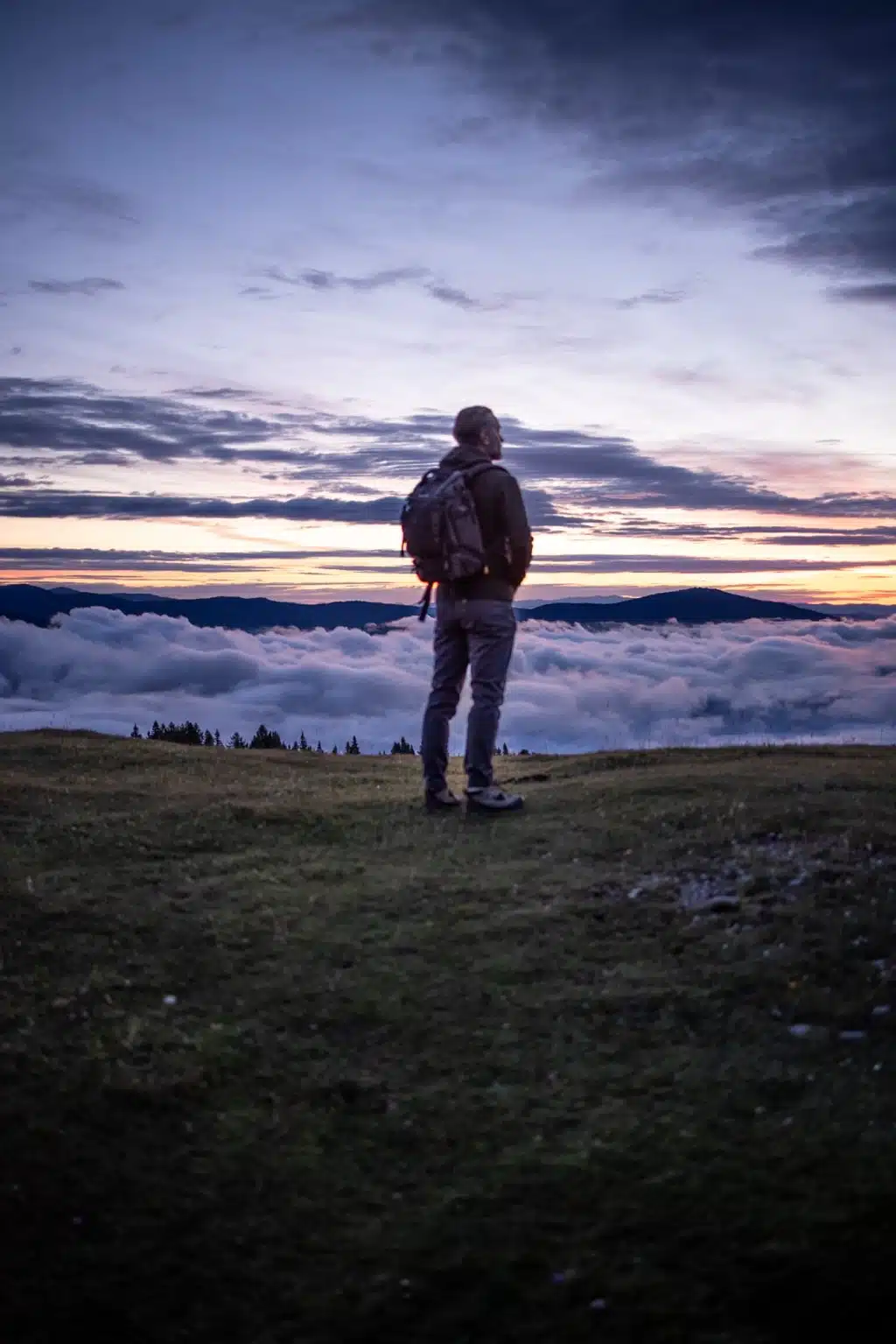 Wanderer überblickt am Dobratsch die Wolkendecke