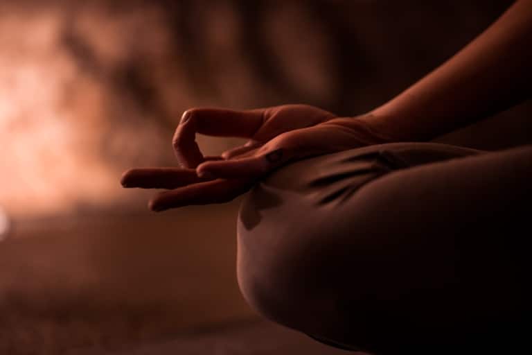 Nahaufnnahme einer Hand bei der Meditation