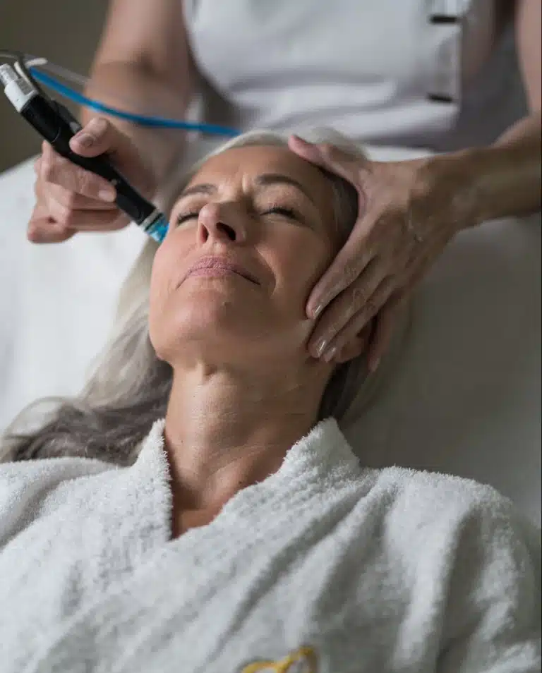 Frau beim HydraFacial