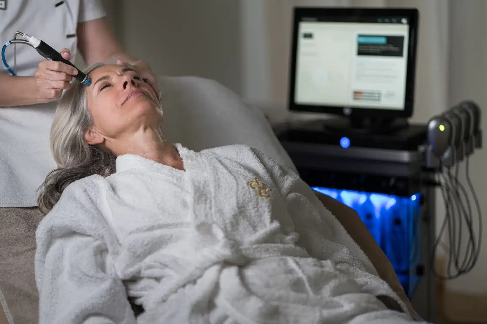Frau bekommt HydraFacial im Liegen
