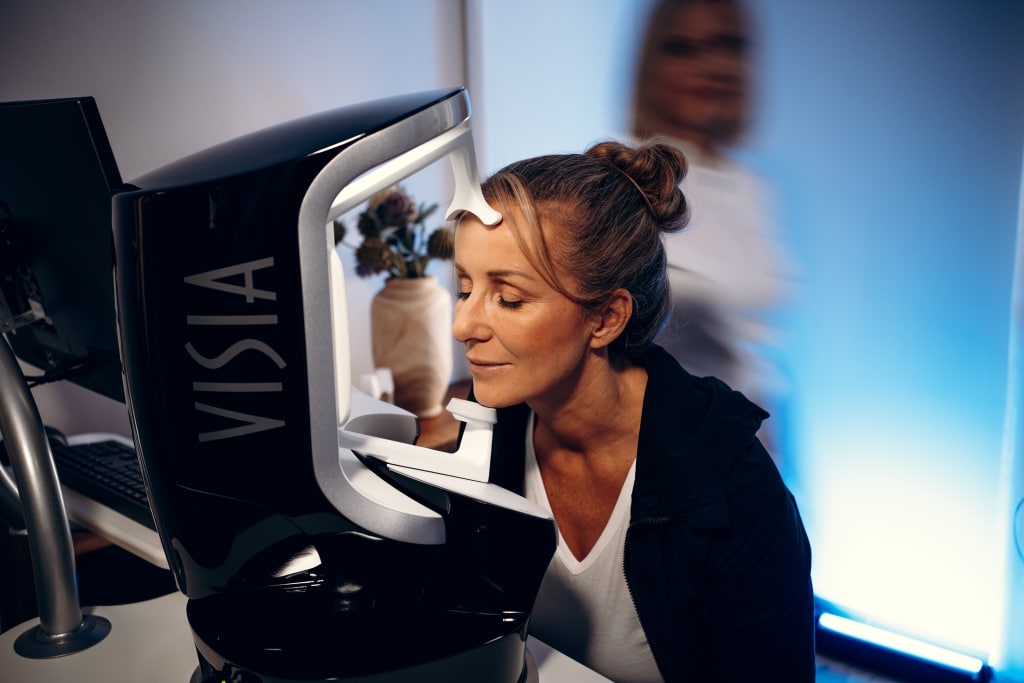 Frau bei der VISIA-Hautanalyse