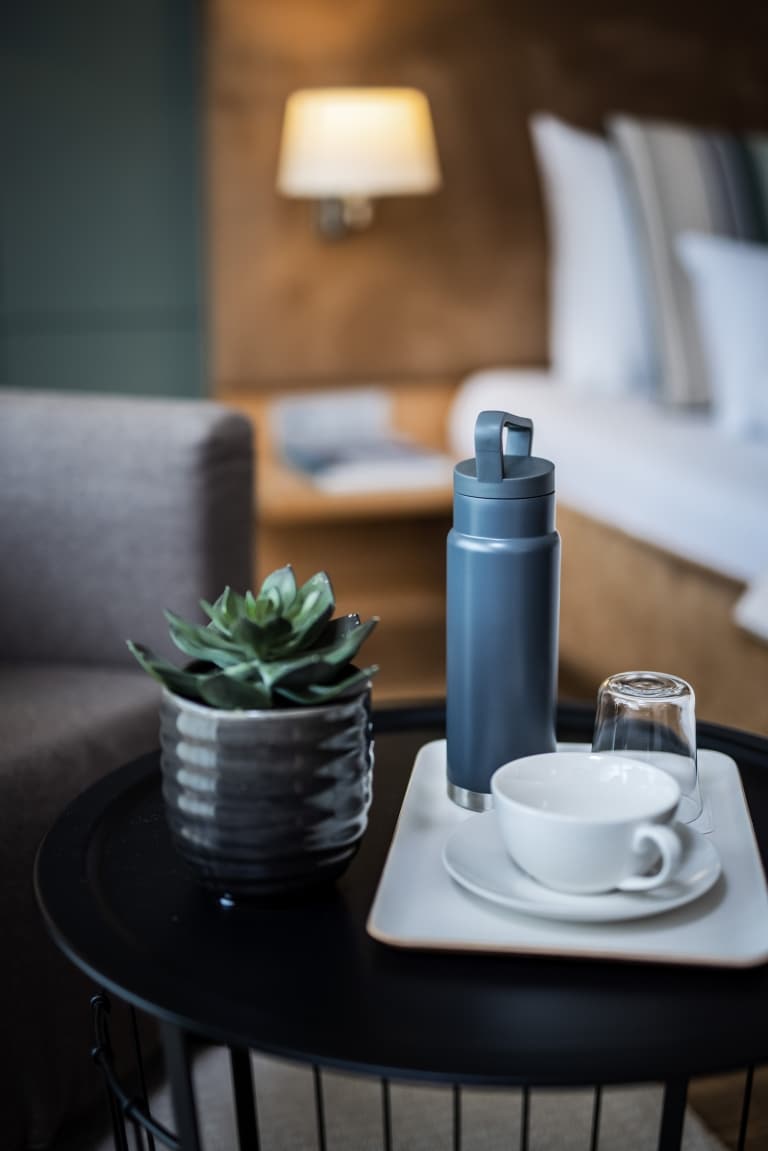Teetasse und Wasserflasche am Zimmer im BLEIB BERG