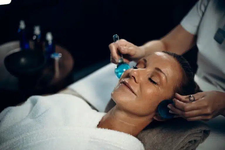 Frau bekommt Eis-Facial