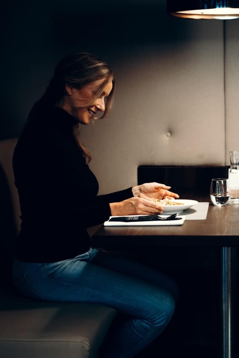 Frau beim Abendessen im BLEIB BERG