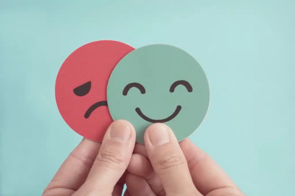 Ein glücklicher vor einem traurigen Smiley