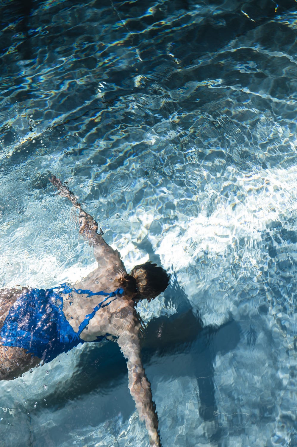 Frau schwimmt im BLEIB BERG Day Spa in Kärnten im Pool