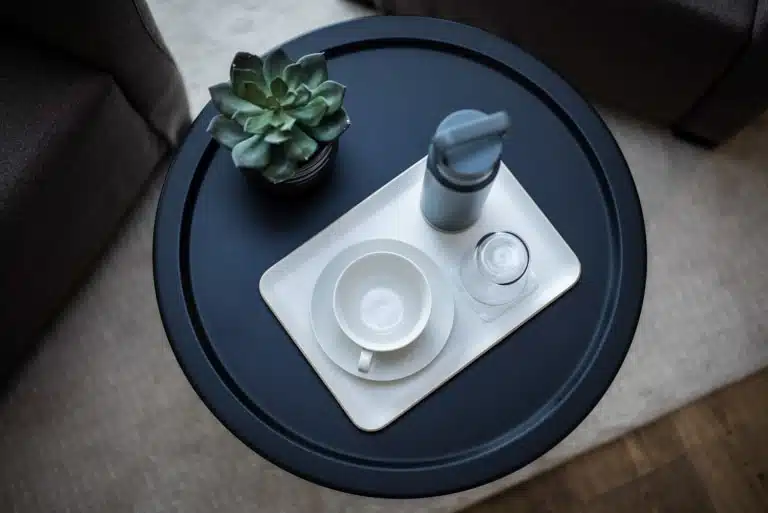 Beistelltisch mit Tasse und Trinkflasche im BLEIB BERG