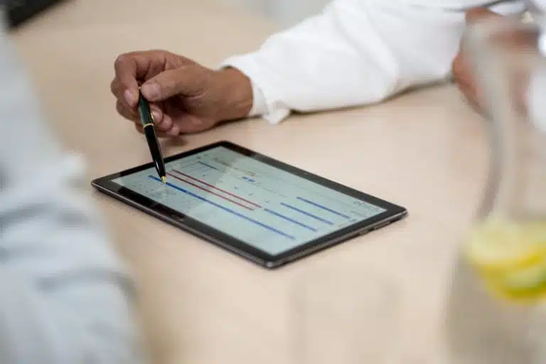 Nahaufnahme eines Tablets bei der Befundbesprechung im BLEIB BERG