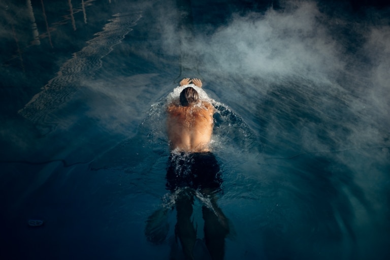 Mann schwimmt im Pool im BLEIB BERG