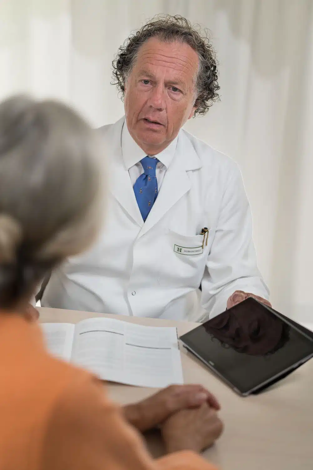Dr. Pramsohler in der Befundsbesprechung mit Patientin