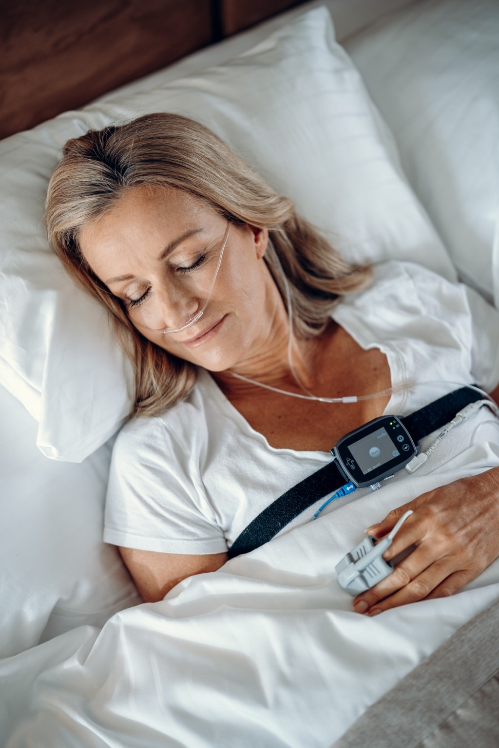 Frau schläft im BLEIB BERG mit mobilem Schlaflabor