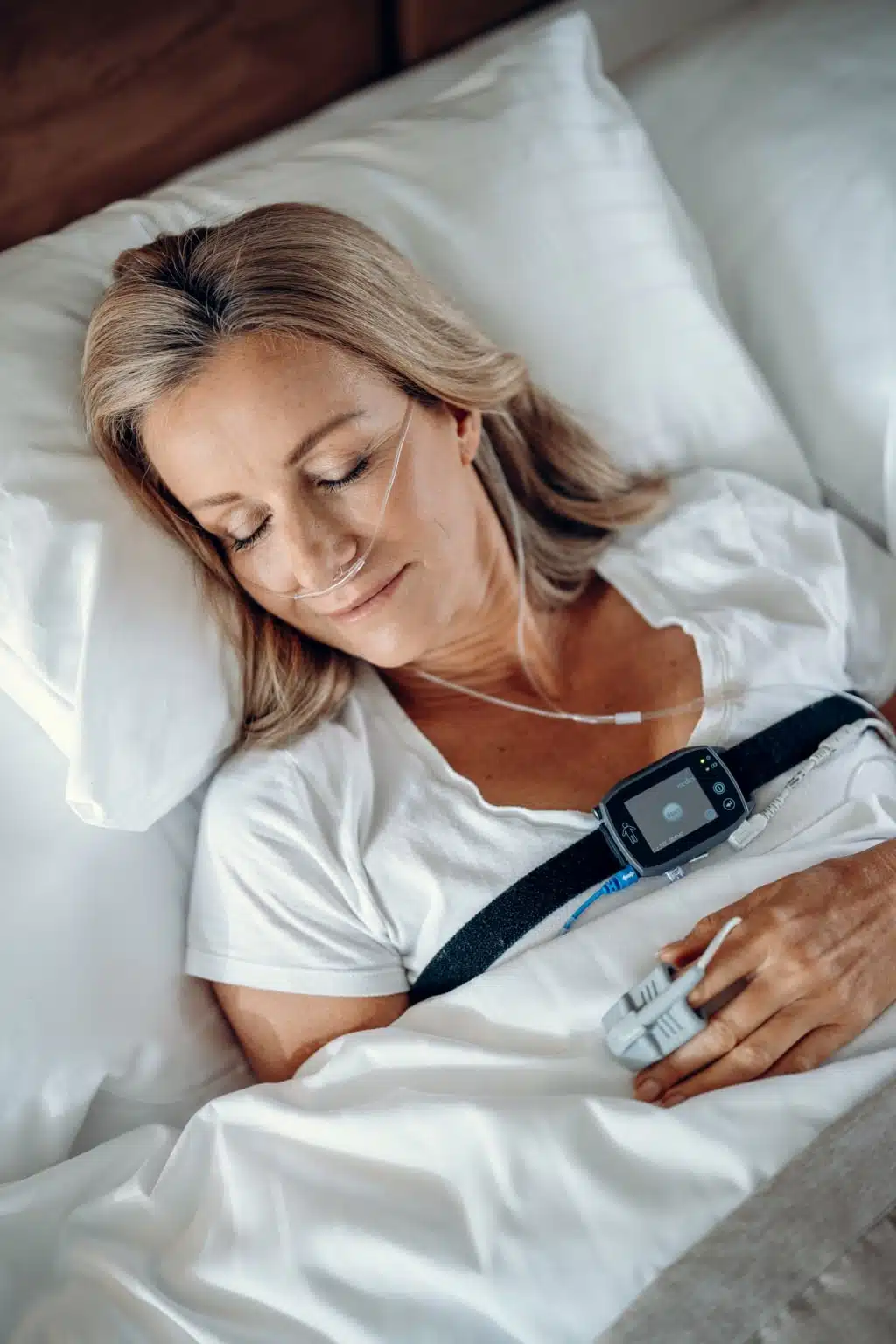 Frau schläft im BLEIB BERG mit mobilem Schlaflabor