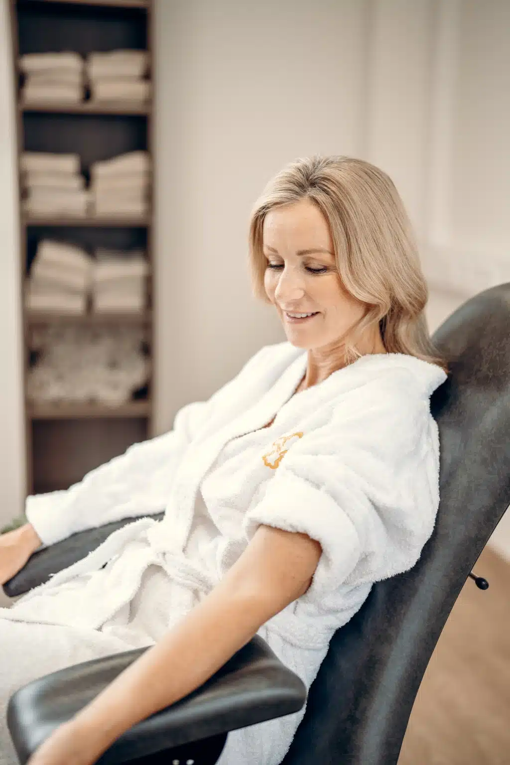 Frau wird auf eine Infusion vorbereitet
