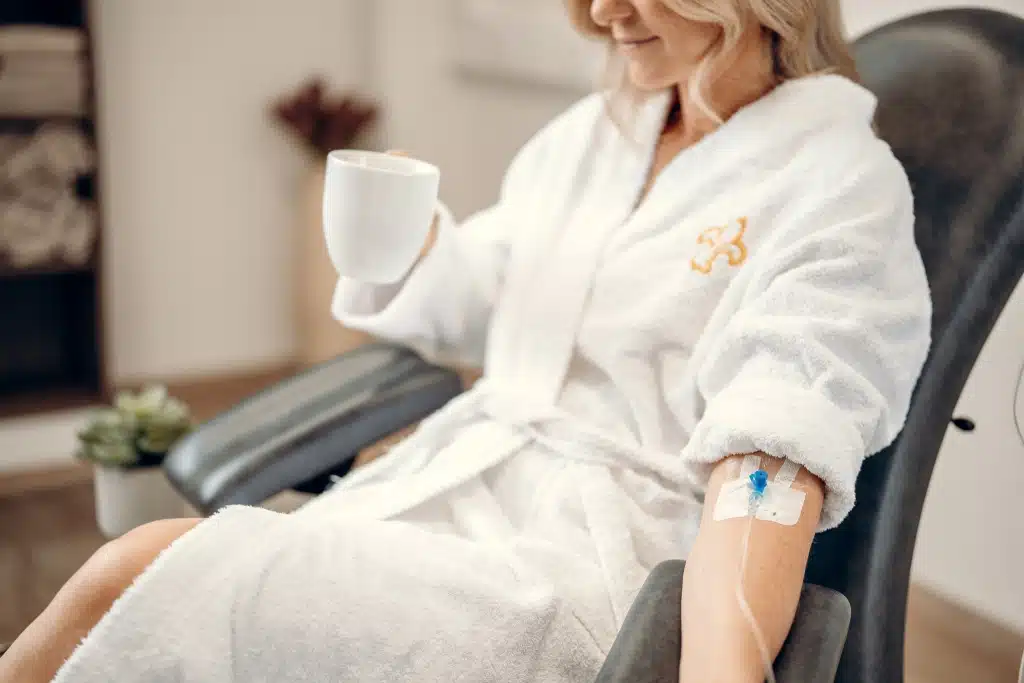 Nahaufnahme einer Frau an einer Infusion