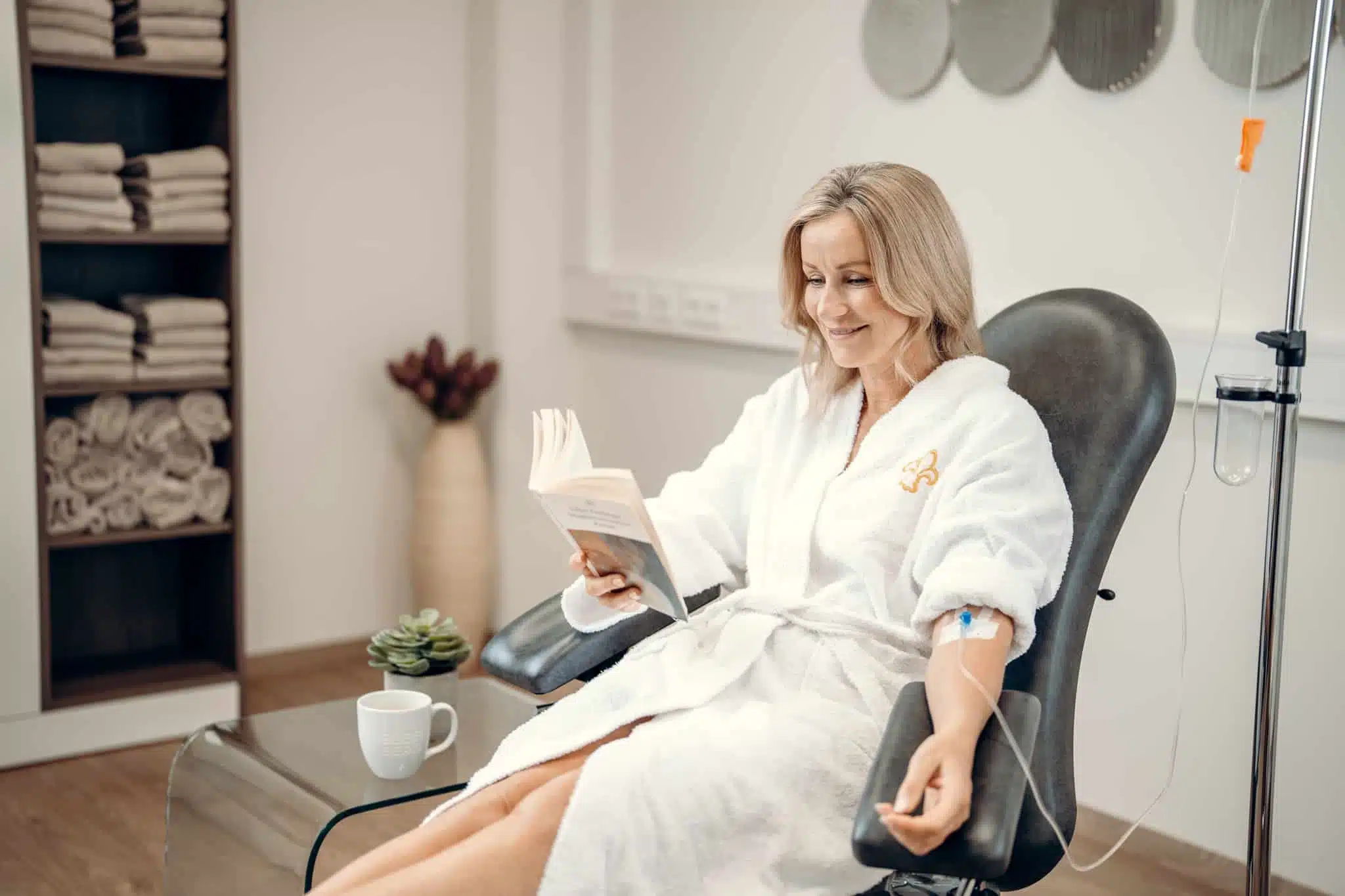 Frau liest während der Infusion ein Buch