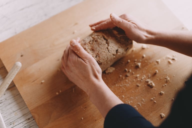 Herstellung von selbstgebackenem Brot im F.X. Mayr-Hotel