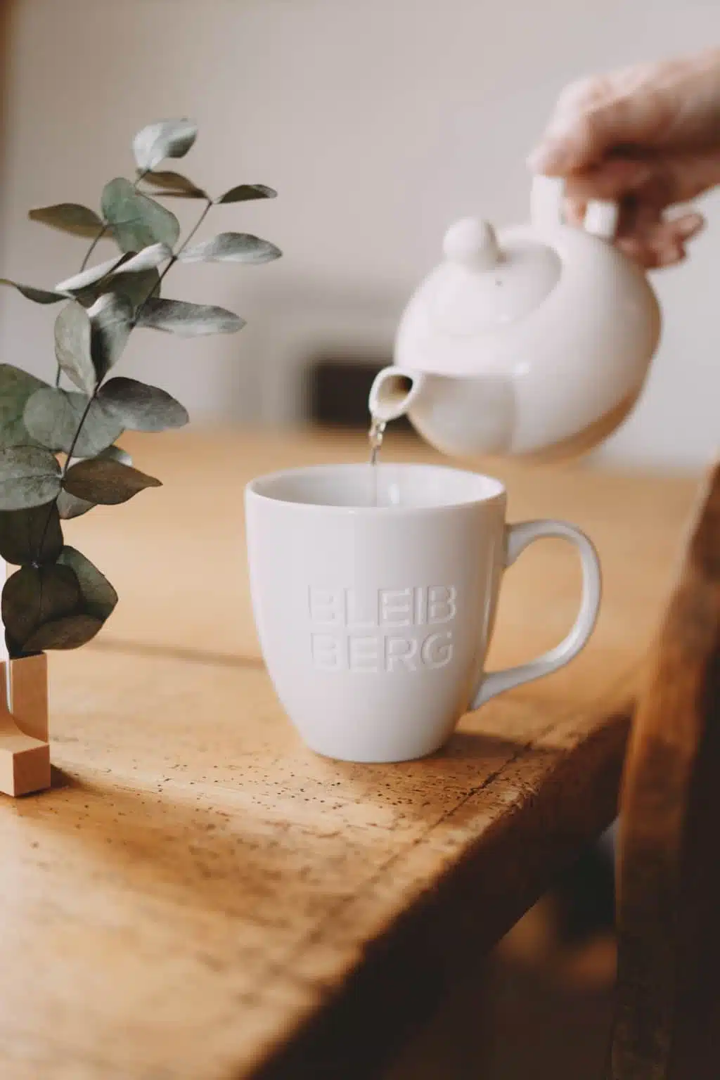 Tee wird in eine Tasse eingeschenkt