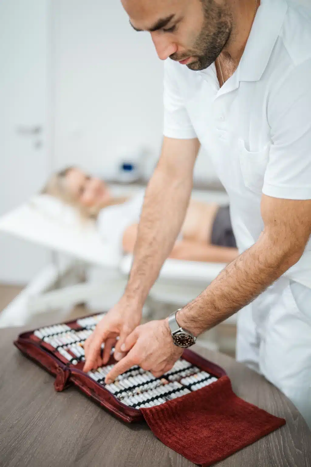 Georg Stossier wählt Testsubstanzen bei der funktionellen Myodiagnostik