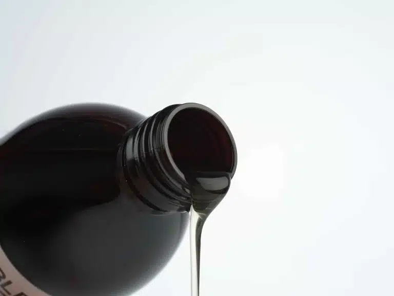Duschpflege von BLEIB BERG fließt aus der Flasche